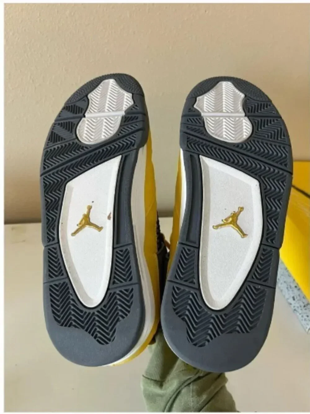 Air Jordan 4 lightning yellow